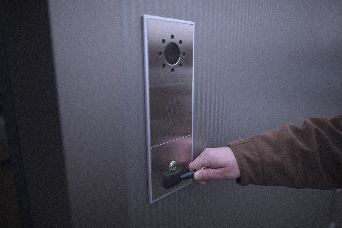 Un client utilise un badge avec un lecteur RFID afin d'accéder à un bâtiment